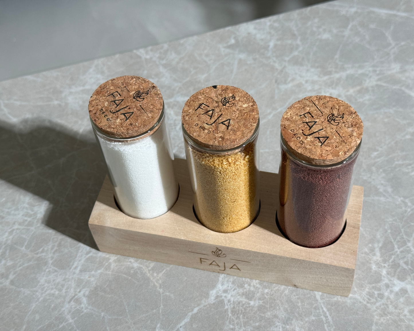 3 dalių žvakių rinkinys su mediniu stoveliu "Palma"