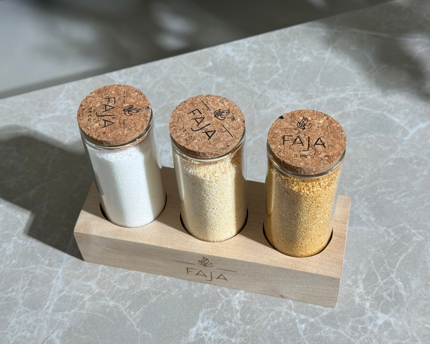 3 dalių žvakių rinkinys su mediniu stoveliu "Scandi Beige"