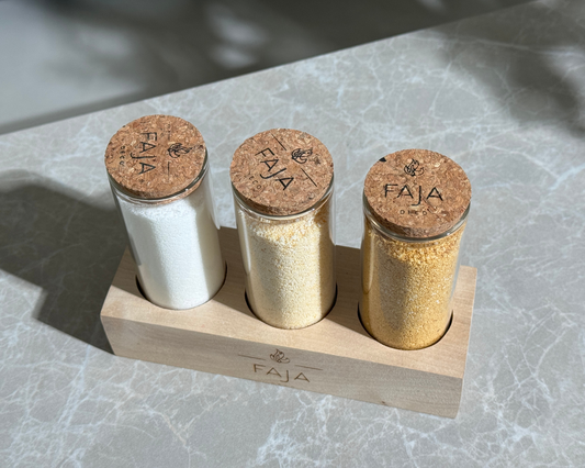 3 dalių žvakių rinkinys su mediniu stoveliu "Scandi Beige"