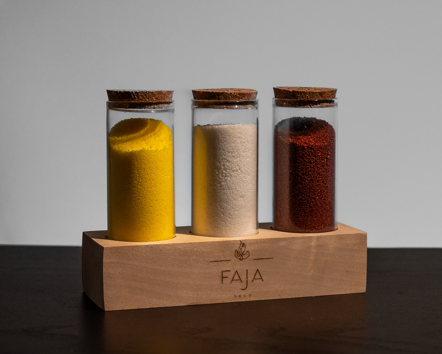 3 dalių žvakių rinkinys su mediniu stoveliu "Sweet banana"